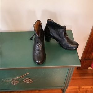 Kravings  black leather Stevie Ankle Boots  size 8